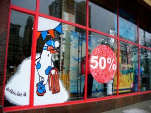 Рекламные наклейки на витринах: эффективный способ привлечения внимания