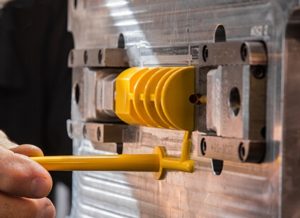 Серийное литье пластмасс: технология, преимущества и практические аспекты