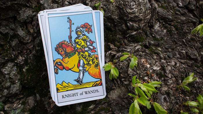 Таинственный Рыцарь Жезлов в Таро: Глубинные Значения и Символика