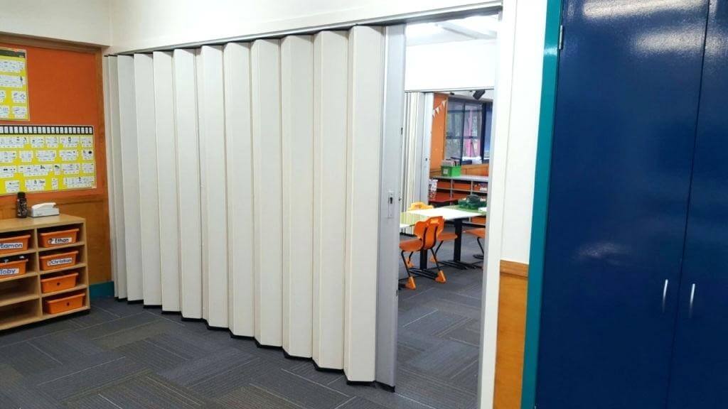 Преимущества и особенности алюминиевых дверей гармошка для вашего интерьера