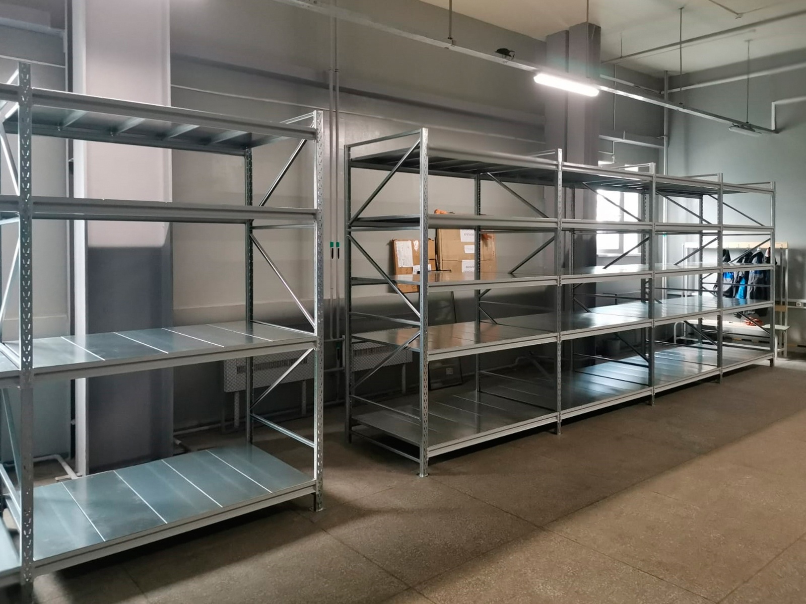 Как правильно выбрать напольный стеллаж для гармоничного оформления интерьера